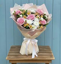Букет цветов из:  Гвоздики, Орхидеи и Розы в Журавской