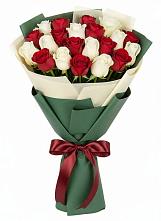 Букет Микс из красных и белых роз в Журавской