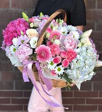 Композиция солнечный день в Журавской Цветочная композиция из Розы, Хризантемы, Пионы и Лизиантусы в корзине в Журавской