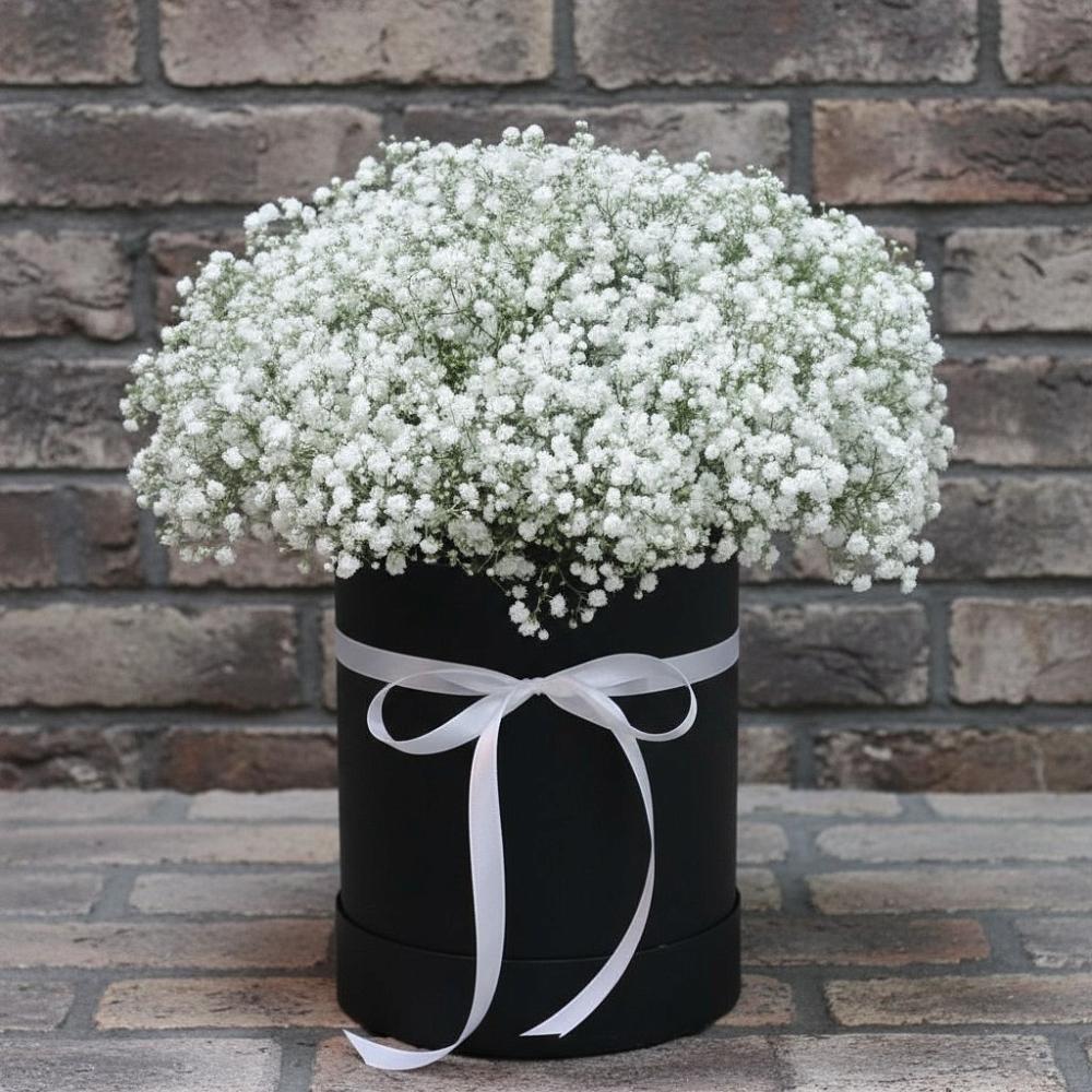 Цветочная композиция из Гипсофила в шляпной коробке в Журавской