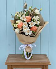 Букет цветов из:  Альстромерии, Лизиантусы, Розы и Хризантемы в Журавской