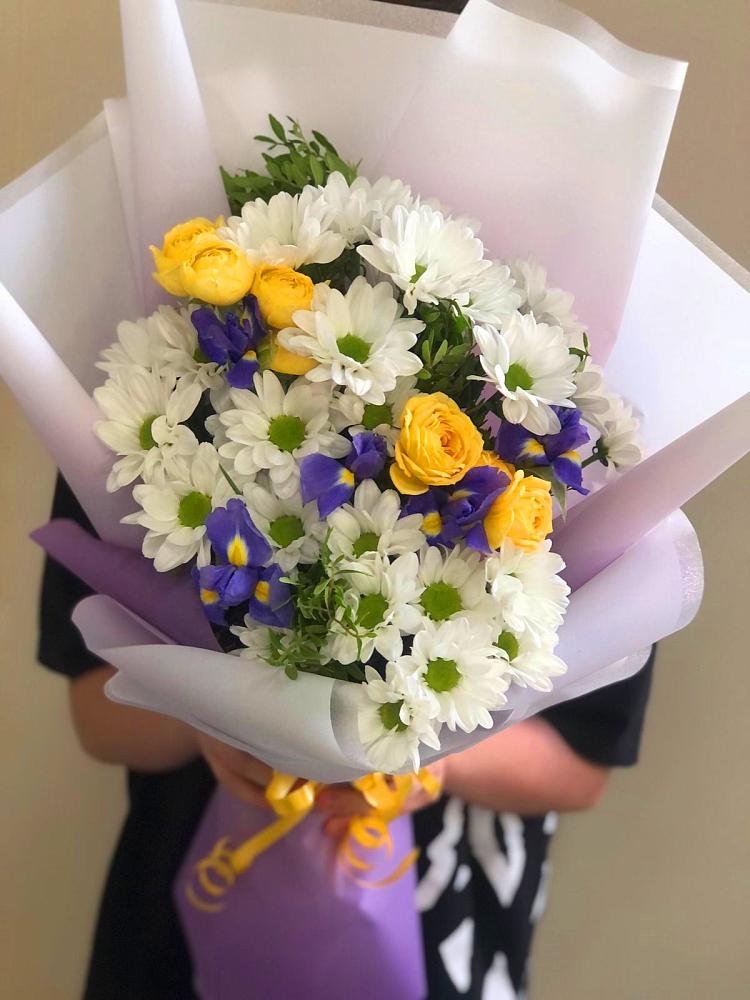 Букет цветов из: Ирисы, Хризантемы и Розы в Журавской
