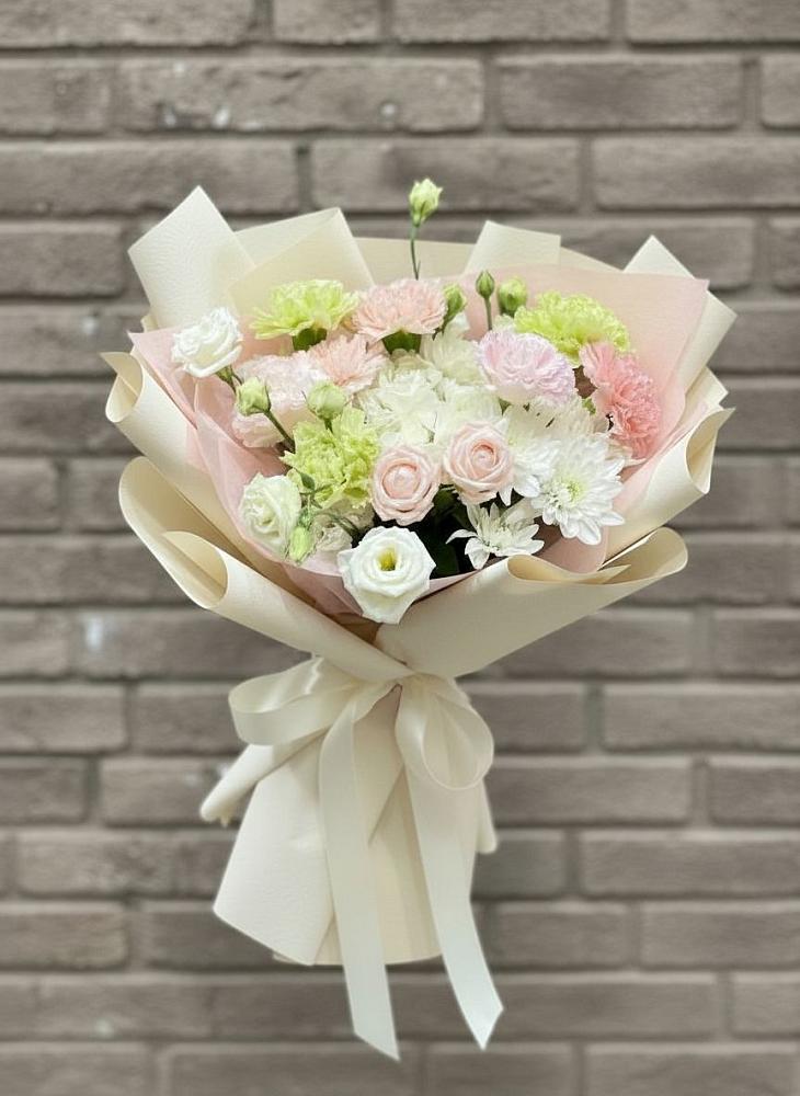 Букет цветов из: Гвоздики, Розы, Лизиантусы и Хризантемы в Журавской