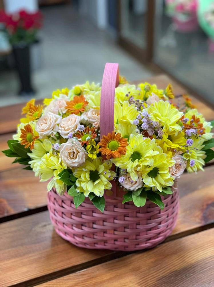 Цветочная композиция из Хризантемы и Розы в корзине в Журавской