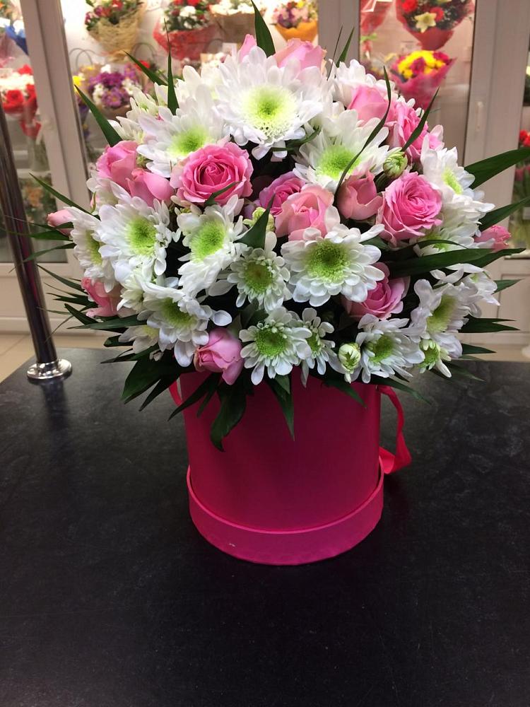 Цветочная композиция из Розы и Хризантемы в шляпной коробке в Журавской