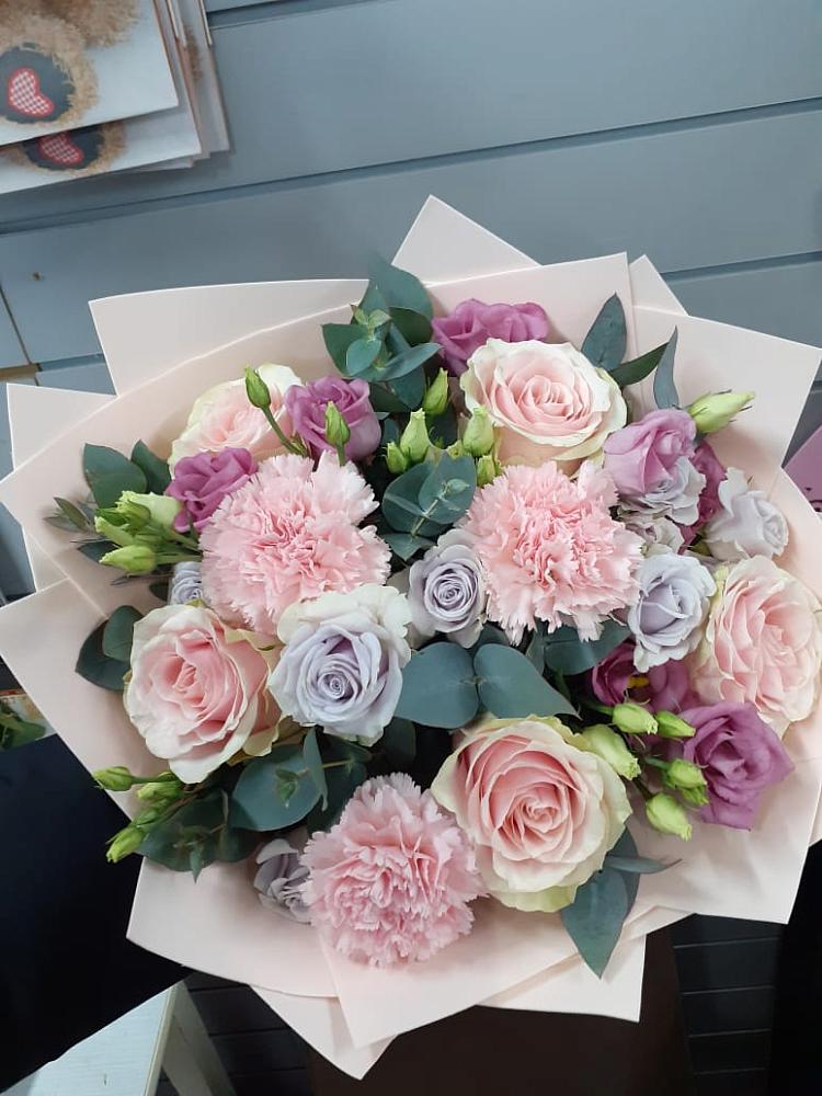 Букет цветов из: Розы, Гвоздики и Лизиантусы в Журавской