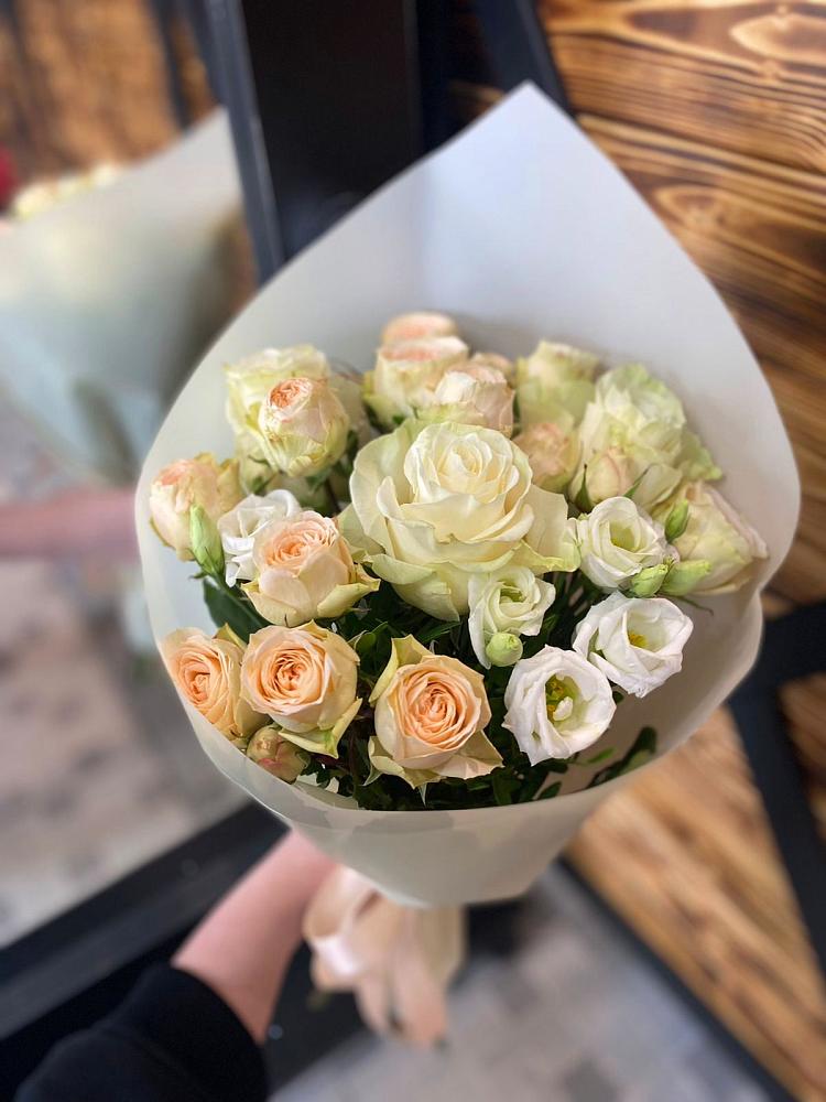 Букет цветов из: Розы и Лизиантусы в Журавской